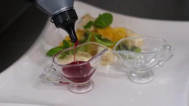 Peynirli krep yapmayı deneyin reçelli ekşi krema ve muz parçaları adım adım meyveler beyaz bir tabakta pudra şekerle süslenir. Yüksek kalite 4k görüntü