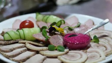 Dilimlenmiş hindi etinin üzerine et sosu döküyorum. Yüksek kalite 4k görüntü