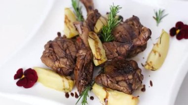 Tavuk butları ızgarada ızgara kömür ızgarası ve üstüne sos fırçalanmış. BBC ızgarasında kızartılmış sulu tavuk eti. Ağır çekim. patates ördek bacağı