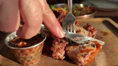 Kızarmış domuz bifteği, fırında soğan ve sarımsaklı biberiye. Yiyecekler. Et pişiriyorum. Yüksek kalite 4k görüntü