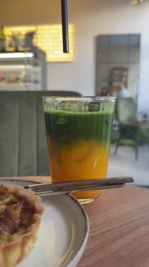 Aynı yeşil çay portakal suyu bardağı sağlıklı içecek masa konsepti buz tabakası doğal organik Japon kültürü malzeme fincanı Asya seremonisi antioksidan