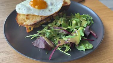 Benedict usulü jambonlu yumurta. Nefis bir kahvaltı. - Evet. Yüksek kalite 4k görüntü