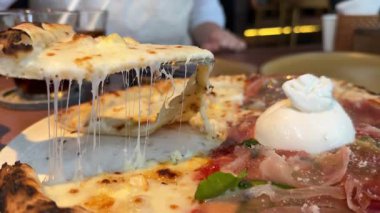 Sıcak peynirli pizza. Bir dilim iştah açıcı pizza servis edilirken taze Margarita peyniri eriyor. Yüksek kalite 4k görüntü