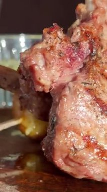 Rosemary ve limonlu kuzu pirzolası kızartma, baştan çıkarıcı ve cızırtılı atış, kuzu pirzolası güzel üst atış, ağır çekim. Yüksek kalite 4k görüntü