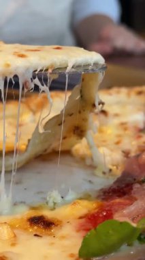 Sıcak peynirli pizza. Bir dilim iştah açıcı pizza servis edilirken taze Margarita peyniri eriyor. Yüksek kalite 4k görüntü