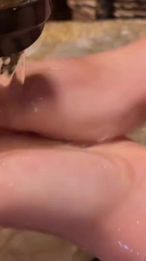 Su, sabun ve tuvalette el yıkayan kişi cilt bakterilerden, mikroplardan ve bakterilerden korunmak için. Temizlik, hijyen ve koruma, köpükle ovma ve evde doğal cilt bakımı ile parmakları durulama