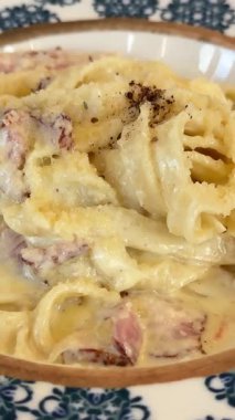 Boletus 'un yenilebilir mantarlı kremalı makarnası. Yüksek kalite 4k görüntü