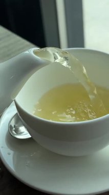 Turunçgil çayını yakın plan bardağa dolduruyorum. Nane ve portakallı taze bitki çayı, sağlıklı bir sabah, detoks içeceği. Yüksek kalite 4k görüntü