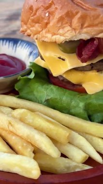 Lezzetli hamburger, büyük bir pirzola ve ketçaplı patates kızartması. Yüksek kalite 4k görüntü