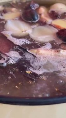 Haşlanmış et suyunda çiğ et çorbası. Haşlanmış et çorbası. Hünerli el çorbası. Vietnam fo çorbası pişir.