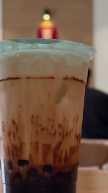 Baloncuk Çayı Tayvan sütlü çay ve ahşap masada yanmış peynir. Yüksek kalite 4k görüntü