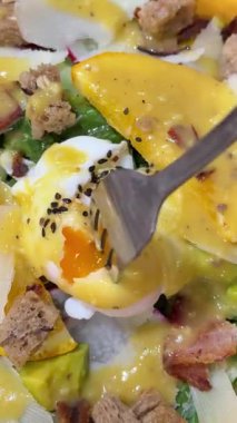 Avokado salatası, haşlanmış yumurta, domates, yeşil yaprak marulu, sebze yemeği taze leziz gurme yemek arka planda masa rustik gıdanın üstünde fotokopi alanı keto ve paleo diyet vejetaryen yemeği. Yüksek