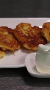 Patatesli krep yapma süreci adım adım et öğütücü blender kızartmasında patates ovuşturma tava süsleme beyaz tabakta ekşi kremayla servis edilir. Yüksek kalite 4k görüntü