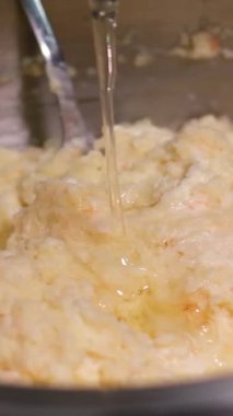 Öğütücüyle patates öğütme, sebzeli börek hazırlama. Ev yemeği. Yüksek kalite 4k görüntü