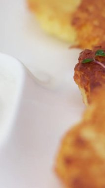 Öğütücüyle patates öğütme, sebzeli börek hazırlama. Ev yemeği. Yüksek kalite 4k görüntü