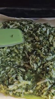 Ispanaklı turta yapma süreci nefis ev yapımı peynirli ıspanaklı kiş turtası. Yüksek kalite 4k görüntü