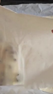 Pasta yaban mersini hazırlama, tabaktan bir dilek alır ve yumurta ile yaban mersinli kek pişirmeye hazırdır. Yüksek kalite 4k görüntü