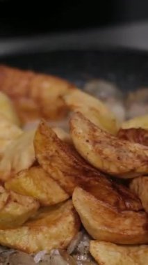 Tavada patates kızartması, tarif için cips pişirme, ev yapımı konfor yemeği ve akşam yemeği hazırlama, yavaş çekim video. Yüksek kalite 4k görüntü