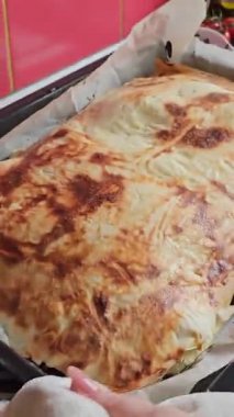 Ispanaklı turta yapma süreci nefis ev yapımı peynirli ıspanaklı kiş turtası. Yüksek kalite 4k görüntü