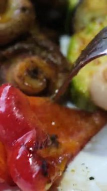 Izgara sebzeler çatal, mantarlar ve biberler ızgarada pişmiş sebzeleri tabağa koymak için çatal ve maşa kullanmak, bitkiler için sağlıklı vejetaryen yaşam tarzını ön plana çıkarmak.