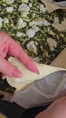 Ispanaklı turta yapma süreci nefis ev yapımı peynirli ıspanaklı kiş turtası. Yüksek kalite 4k görüntü