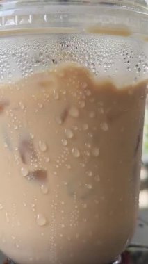 Singapur, 12 Haziran 2023. El yapımı buzlu latte, portre fotoğrafçılığı. Yüksek kalite 4k görüntü