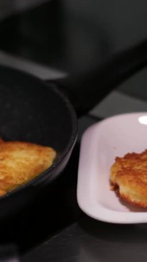 Öğütücüyle patates öğütme, sebzeli börek hazırlama. Ev yemeği. Yüksek kalite 4k görüntü