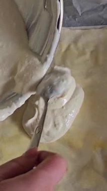 Pasta yaban mersini hazırlama, tabaktan bir dilek alır ve yumurta ile yaban mersinli kek pişirmeye hazırdır. Yüksek kalite 4k görüntü