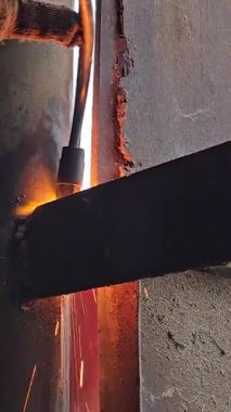İşçi, metal parçalarını gaz kesiciyle kesiyor. Oksijen ve asetilinli alev kesici. Ateşle çalış. İşteyken yanma riski. Yüksek kalite 4k görüntü