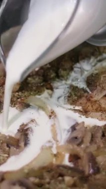 Pan 'da kaynamış kremalı mantar sosu ve Tagliatelle yumurtasının Pan' a indirilmesi. İtalyan Pasta Tabağı Pişirme Görüntüsü. Yüksek kalite 4k görüntü