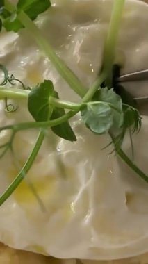 Yemek videosu yavaş çekimde çekildi. Peynir taze pişmiş İtalyan makarnası tabağında rendeleniyor. Şef sert peynir rendeliyor. Deniz ürünleri makarnası pişiriyorum. HD 'den vurulmuş. Yüksek kalite 4k görüntü