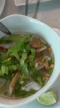 Vietnam usulü tavuk çorbası sıcak Vietnam usulü tavuk çorbası limonlu erişte çorbası ve süslenmiş taze otlar. Yüksek kalite 4k görüntü
