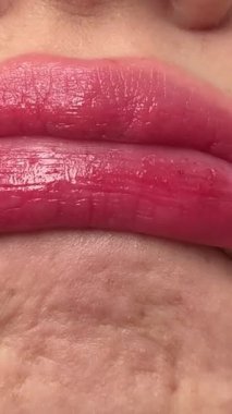 Kadınların hoşnutsuz dudakları öne doğru uzanıyor ve hoş olmayan bir koku, ekşitme. Yüksek kalite 4k görüntü