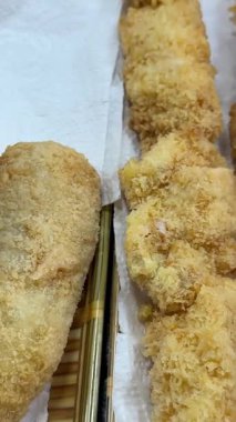 Geleneksel Asya sokak yiyecekleri - kızarmış sosisli, Çin Yeni Yıl kutlamalarında gıda pazarında sosisli sandviç. İnsanlar farklı soslu ve aromalı yemekler seçiyor. - Evet. Yüksek kalite 4k