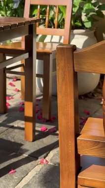 Sokaktaki kafede siyah modern Charis 'li ahşap masalar. Yaz sabahları boş bir kafe. Modern açık hava kafesi. Sokak kafesi. Modern Terrace. Boş restoran. Yüksek kalite 4k görüntü