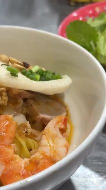 Hong Kong usulü Çin erişteli karidesli karides ve balık köftesi paylaşımı. Yüksek kalite 4k görüntü