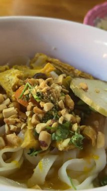 Bakış açısına göre, erişte çorbası ve et yiyen bir kadının ilk perspektifi. Pho çorbası. Yüksek kalite 4k görüntü