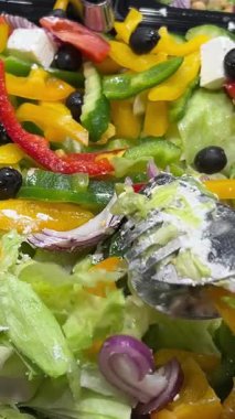 Büfede taze malzemeler ve yenilebilir çiçeklerle güzel bir şekilde sunulmuş gurme salataları. Yüksek kalite 4k görüntü