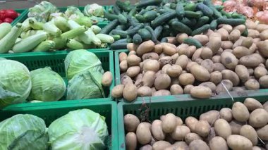 Renkli taze sebzeler pazara güzelce yerleştirilmiş. Parlak kırmızı biber, salatalık soğanlı lahana patatesi.