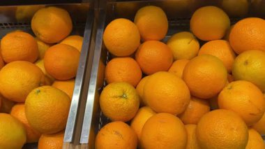 Limonlar, Portakallar ve Mandalinalar Süpermarkette Citrus Meyve Bölümü Yavaş Çekim 'de sergilendi. Yüksek kalite 4k görüntü