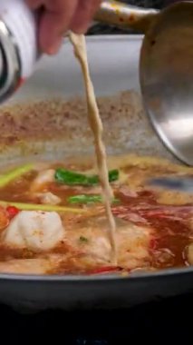 Çorbaya hindistan cevizi sütü ekle. Yüksek kaliteli FullHD görüntüler