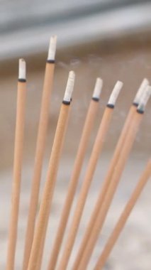 Tütsü şöminenin karşısında yanıyor. Seçici odaklanma. Tütsü çubuğu ve dumana odaklan. Yüksek kaliteli FullHD görüntüler