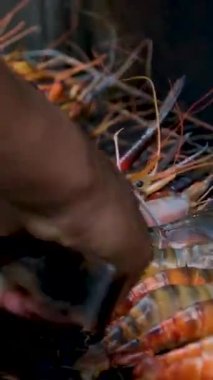 Taze karidesleri ızgarada pişirip taze karides atıyorlar ve tavada baharat koyuyorlar. 4000 fp. Yüksek kaliteli FullHD görüntüler