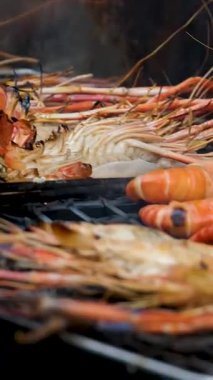 Izgara yemek. Barbeküde ızgara karides. BBC 'de ızgara deniz ürünleri. Izgara ızgarada ızgara karides yakın plan. Izgarada deniz ürünleri pişirmek. Yüksek kalite 