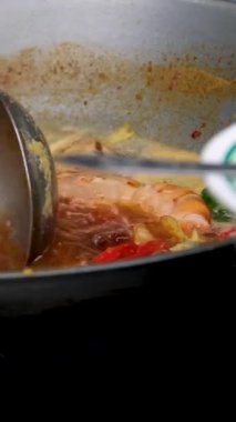 Çorbaya hindistan cevizi sütü ekleyin ev yapımı sebze çorbası pişirin, şefin vegan sağlıklı çorbasını büyük tencerede pişirmesini yakından izleyin. Yüksek kaliteli FullHD görüntüler