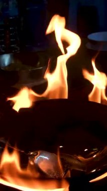 Tayland sokak aşçısı Wok 'ta Baharat ve Kızartma Hareketi ile Açık Alev' de Pişiyor. Yüksek kalite 4k görüntü