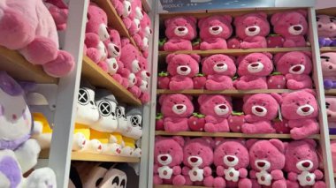 Renkli fiyonklu oyuncak ayılar. Hediyelik eşya mı yoksa çocuksu süsleme mi? Çocukluk sevinci ve rahatlığı. Çocuklar farklı renklerde oynarlar. Kızsal arka plan tasarımı. Hediyeler. Vietnam Danang 08.11.2025