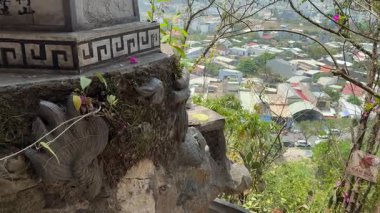 Vietnam Budist Tapınağı 'nın içinde Huyen Huong Mağarası' nın içinde Mermer Dağlar 'da Vietnam mermer dağları da var.