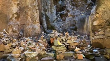 Vietnam Budist Tapınağı 'nın içinde Huyen Huong Mağarası' nın içinde Mermer Dağlar 'da Vietnam mermer dağları da var.