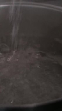 Adım adım Vareniki Aşçılık. Tencerede hamur köftesi pişir.